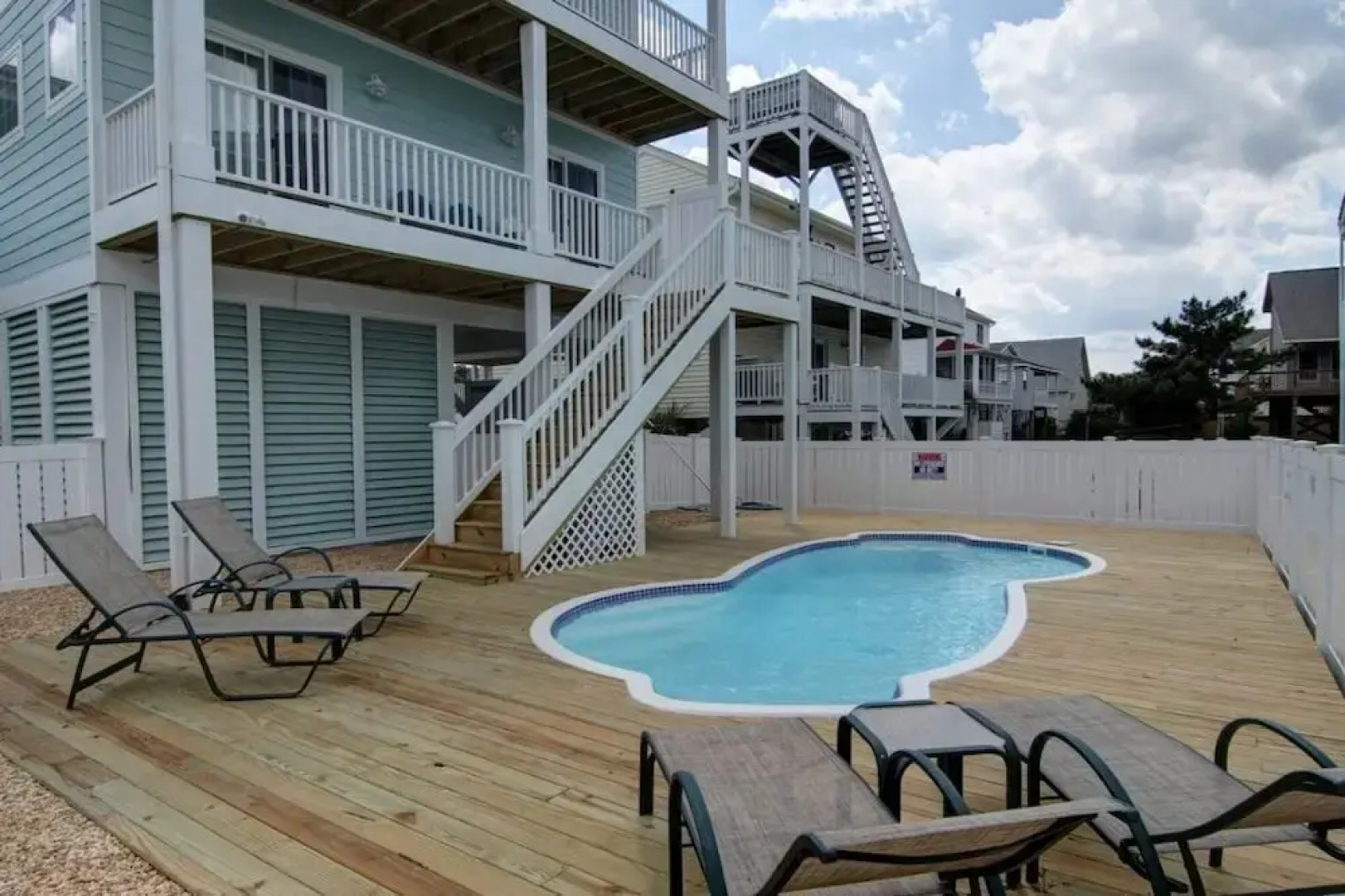 Welcome  4 Bedroom Home by RedAwning