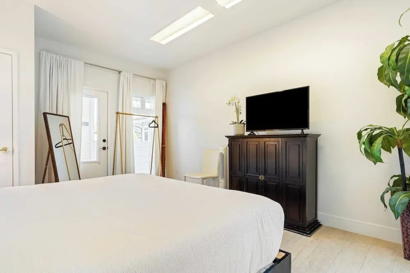 7 Cayucan Bungalows by Avantstay Close to Beach + Ocean Views Sleeps 36