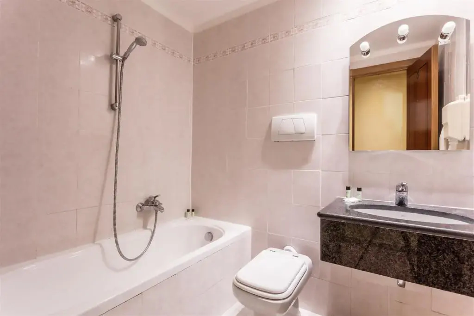 Raeli Hotel Lux