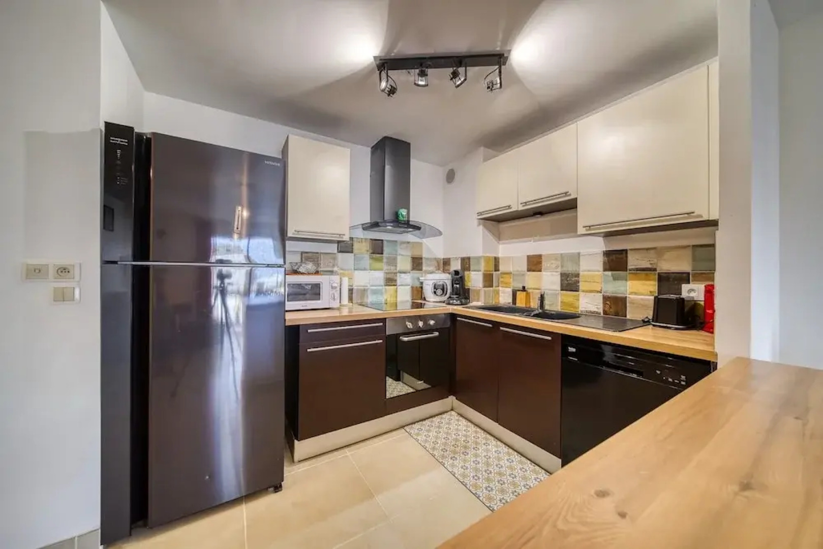 Modern Comfort by the Lagoon