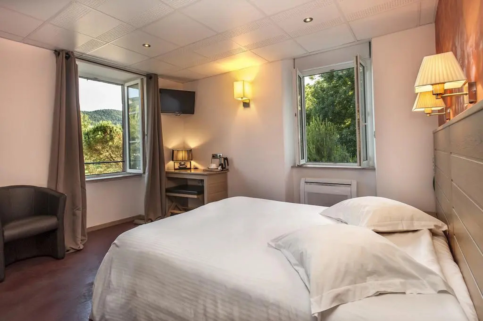 Logis Hôtel Restaurant Les 2 Rives - A75, en bordure de rivière