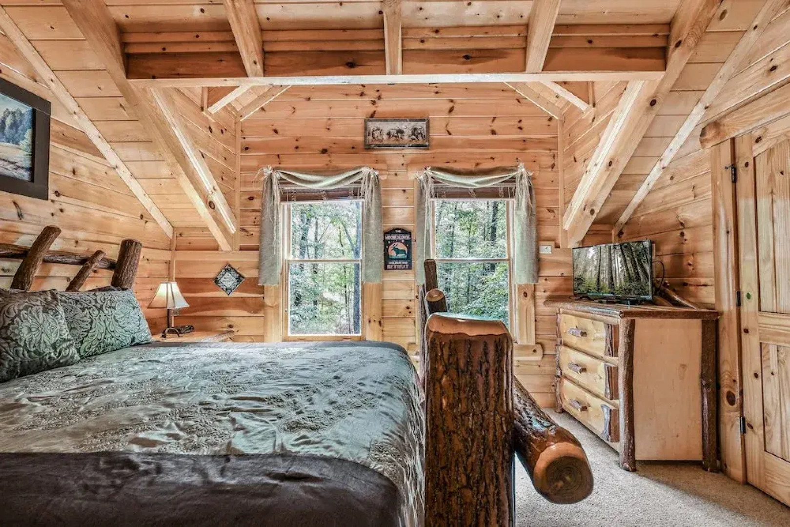 A Mountain Spirit 3 Bedroom Cabin by RedAwning