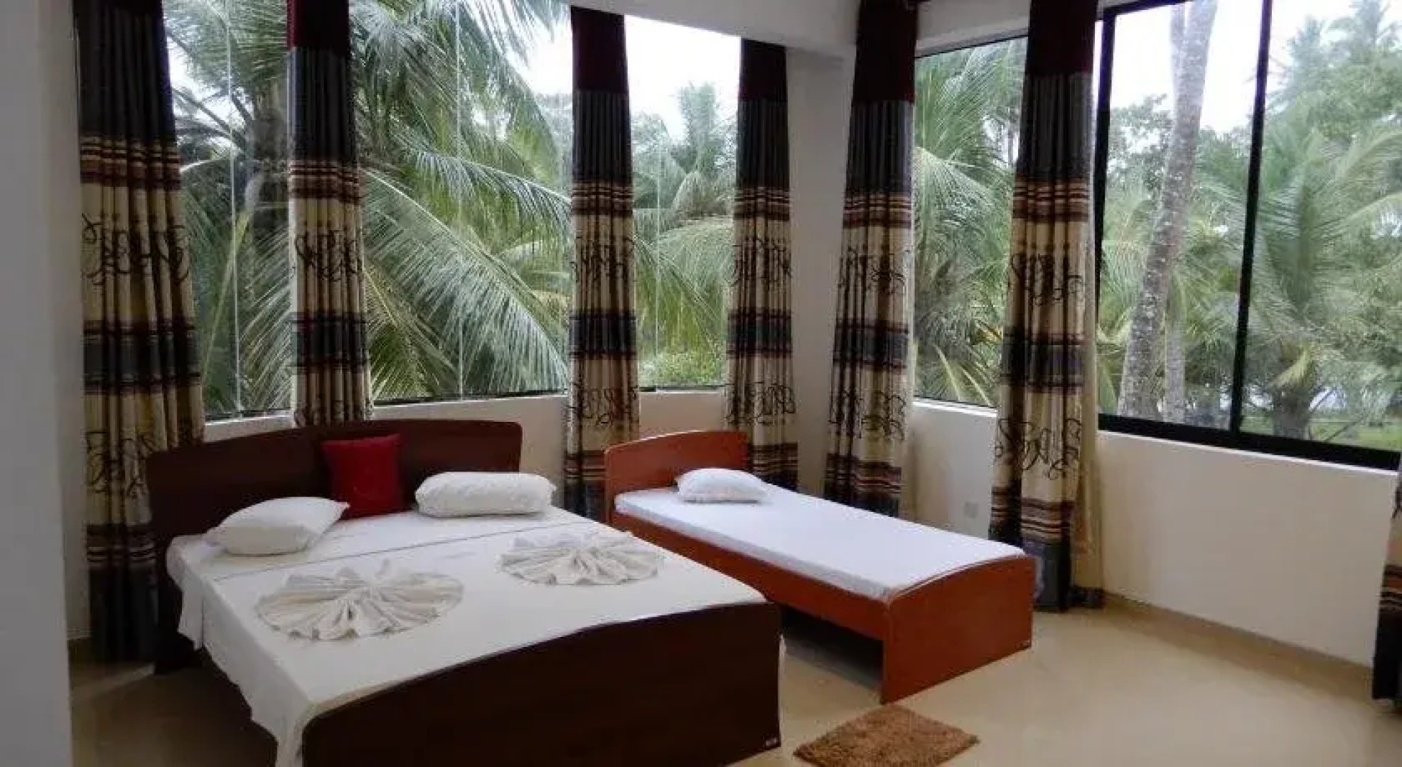 Lake Edge Holiday Inn