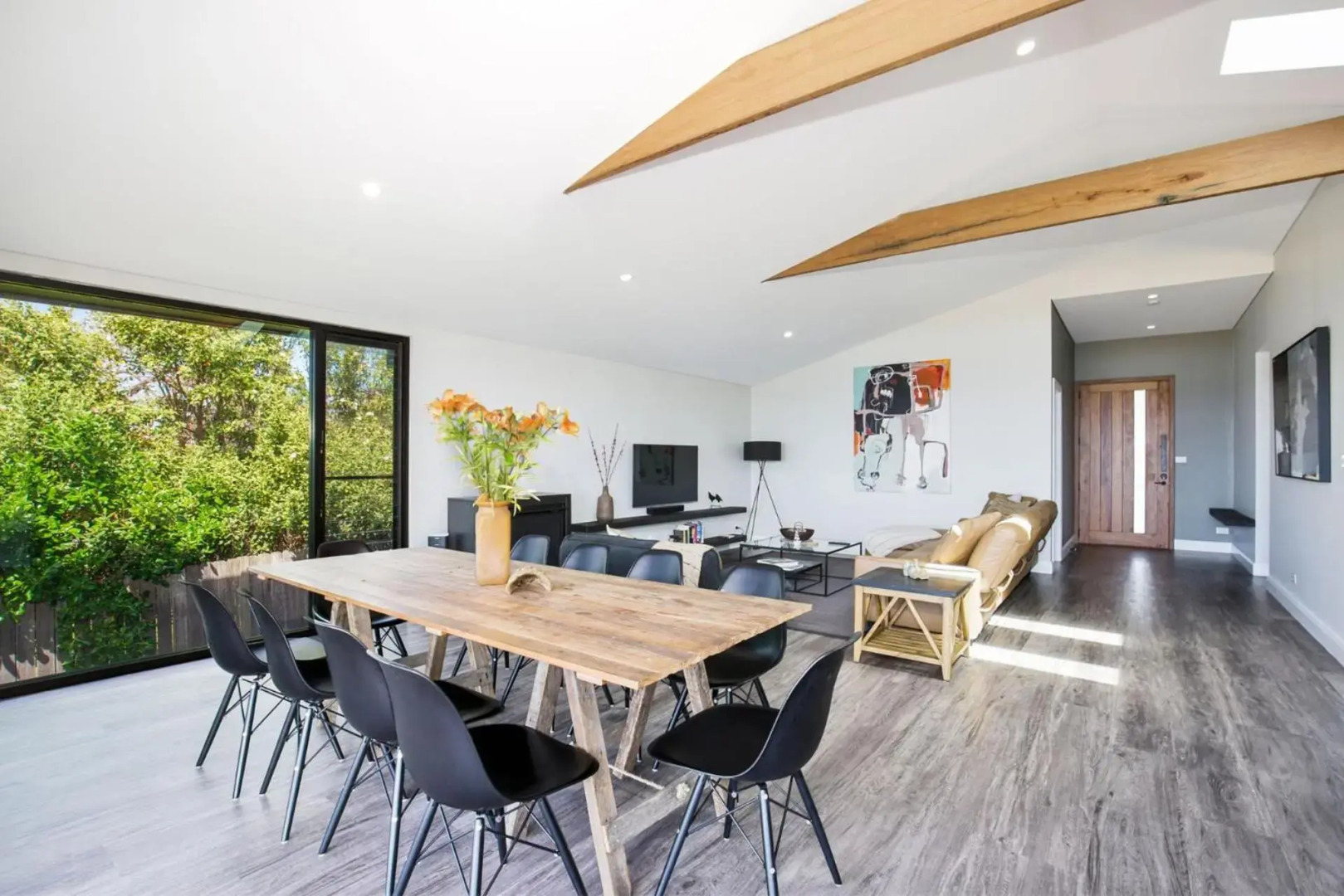 Seaview - Pet Friendly with Stunning Views - 1 Min to Beach