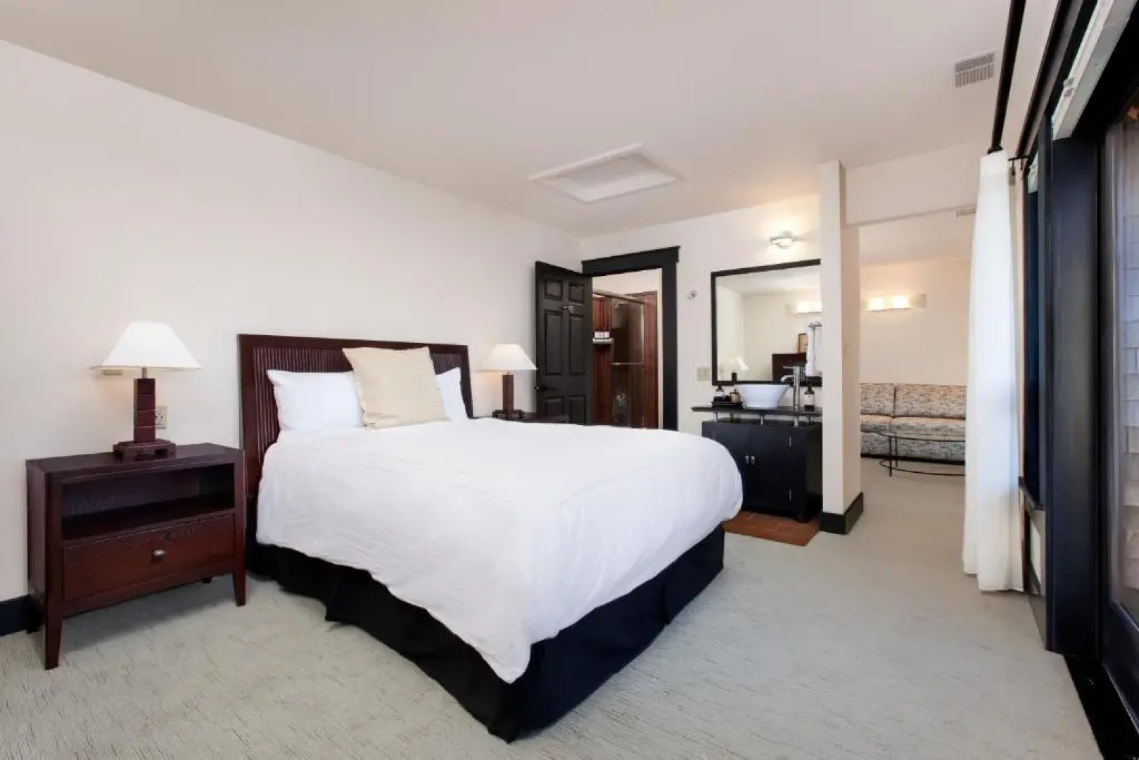 Noyo Harbor Inn Restaurant and Tavern