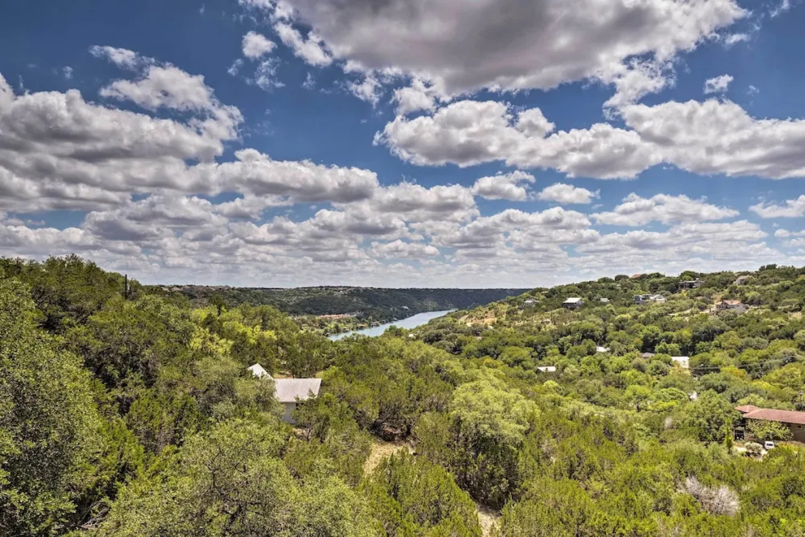 2 Furnished Decks & Lake Views: Austin Escape