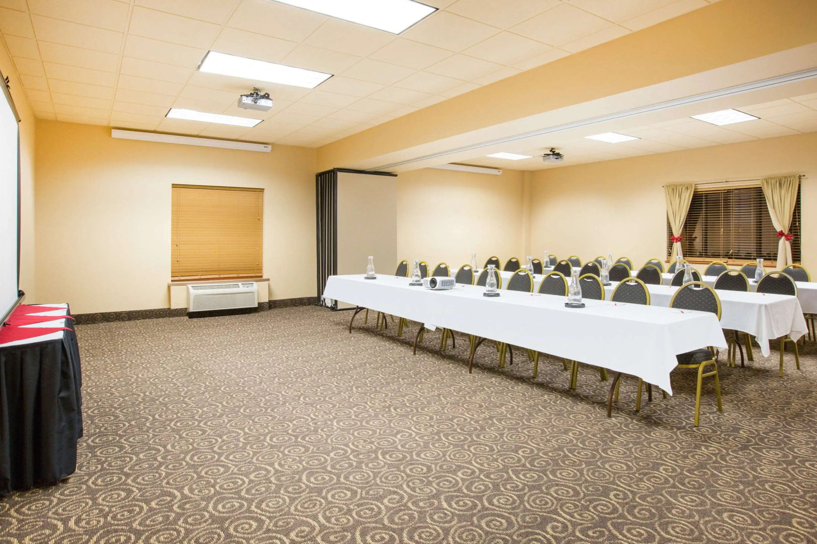 Ramada Tropics Resort & Conf Center by Wyndham Des Moines