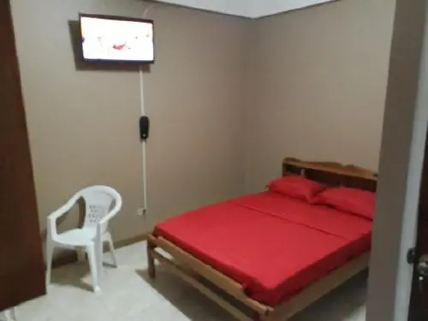 Rumanija's Airport Rooms