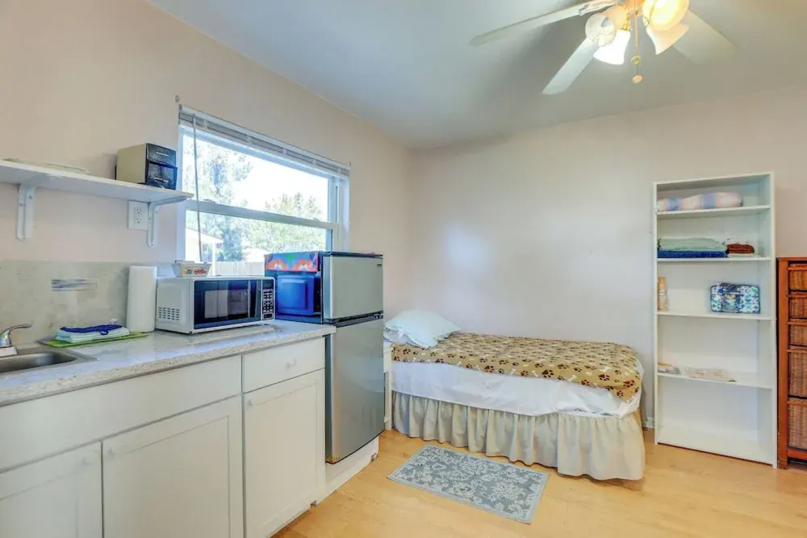 Walkable Studio in Pinellas Park w/ Desk & Patio