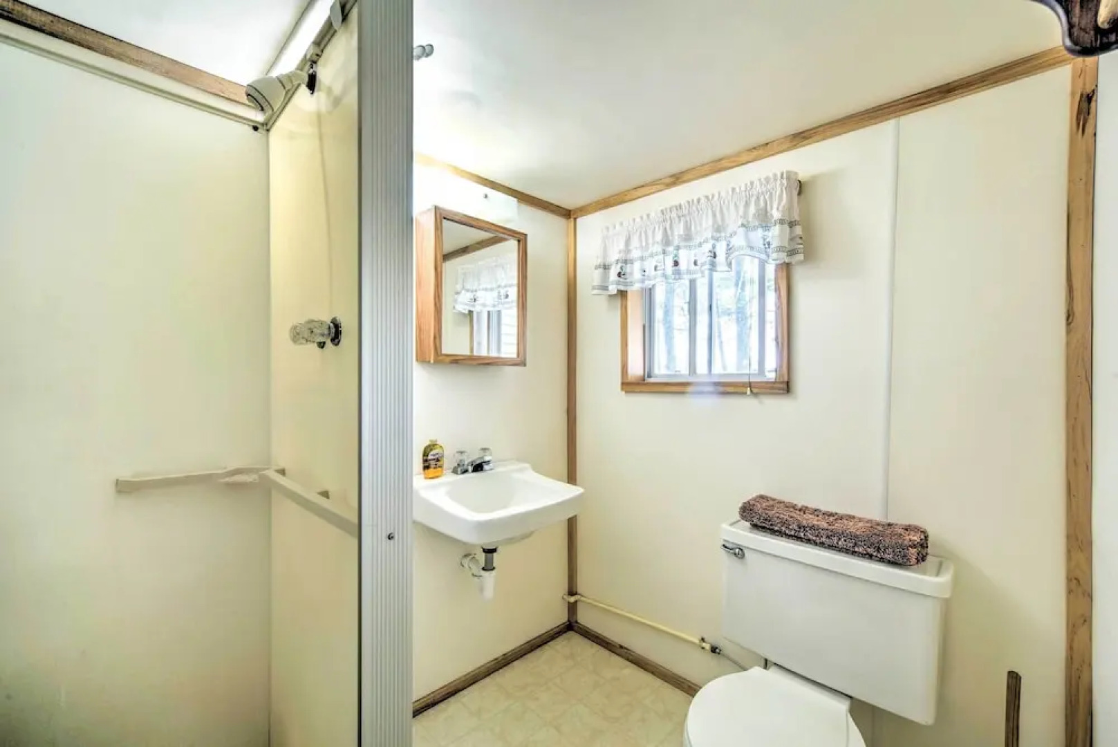 Stone Lake Cabin: Grill & Access to Fishing!