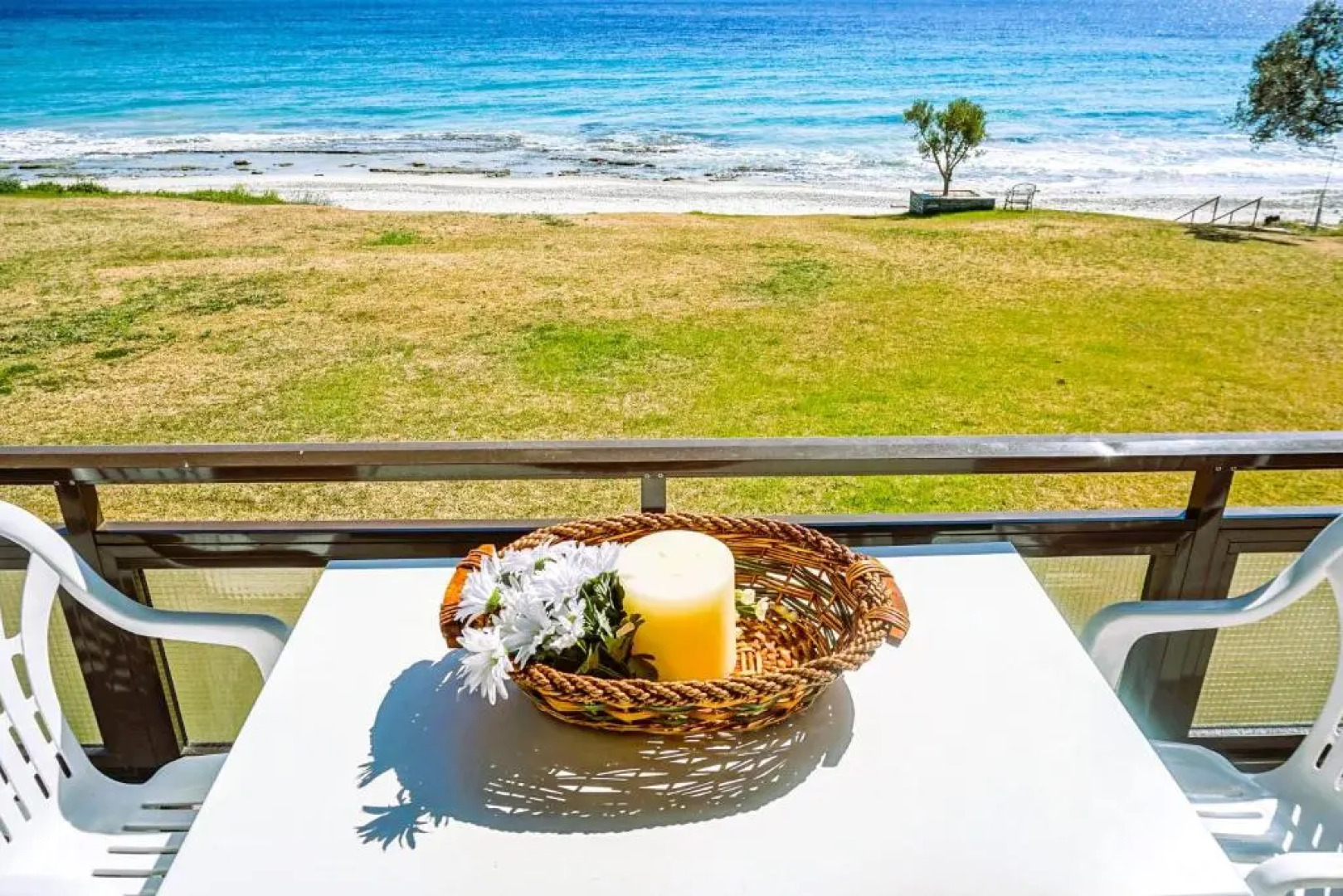 Sunny Bay, beachfront 1-bdrm apartment