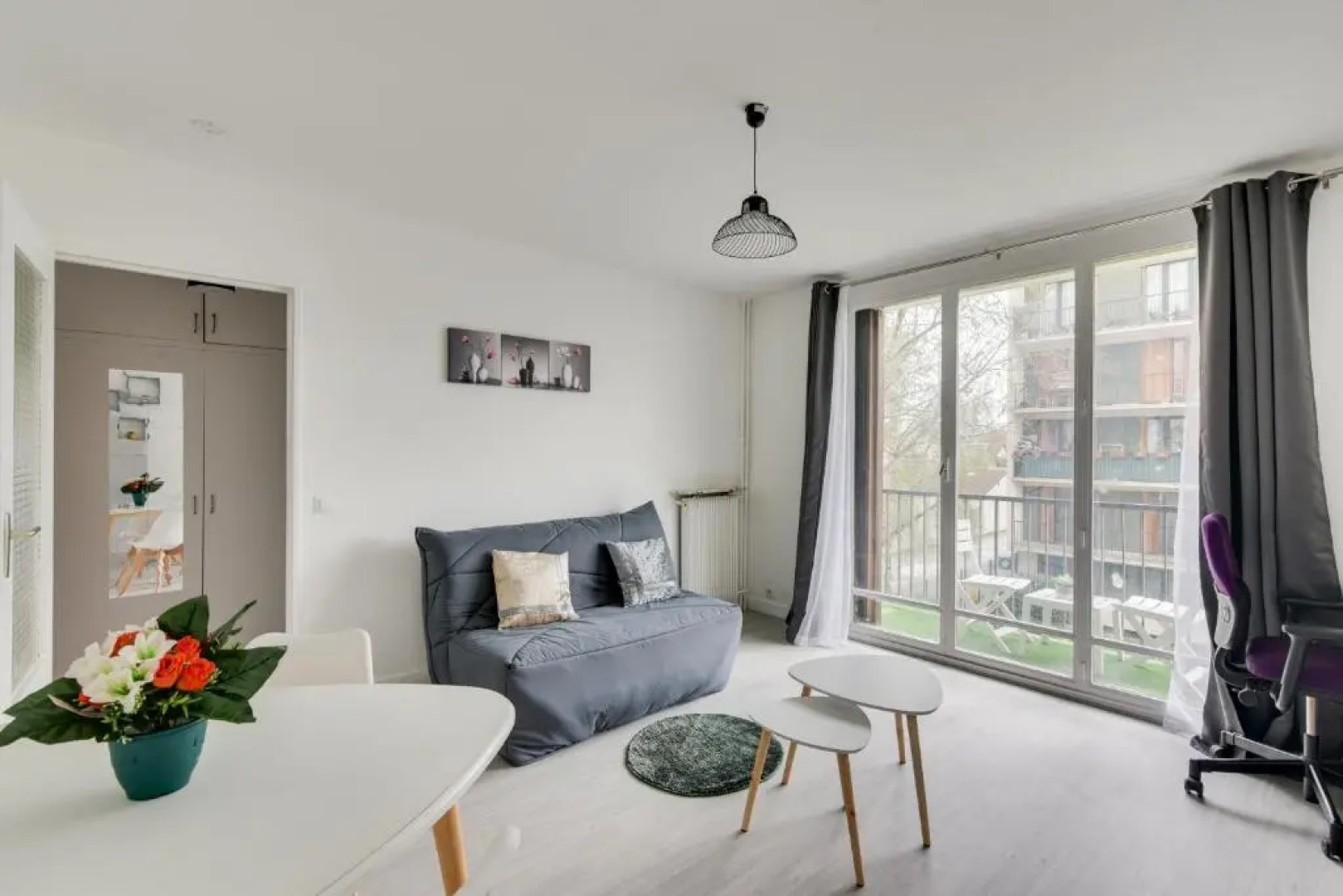 Budget apart with balcony near Paris