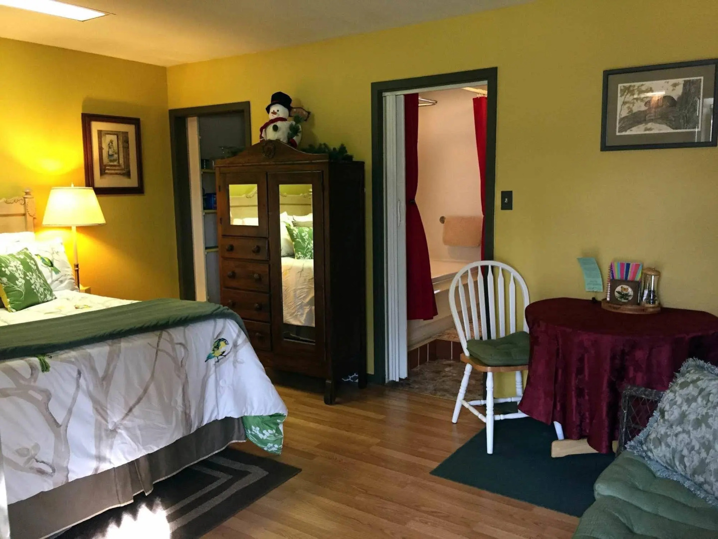 Modern Luxurious Home Near Main W/hot Tub-firepit!