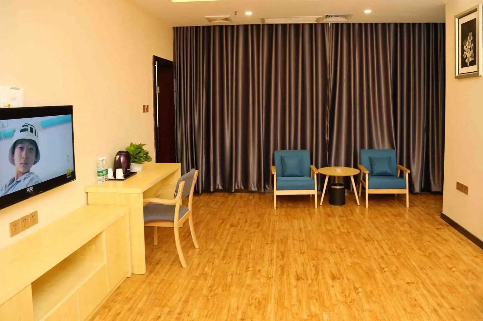 PAI Hotels·Yangjiang Walmart Bus Terminal