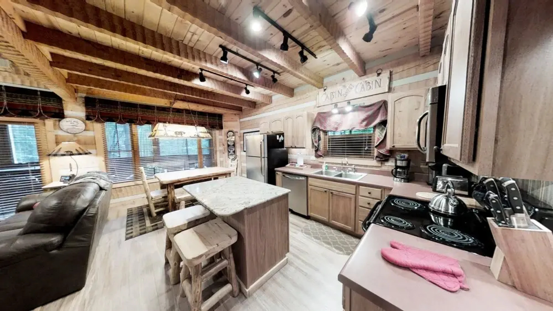 Streamsong Secluded Creek View Cabin with Hot Tub and Pool Table by RedAwning