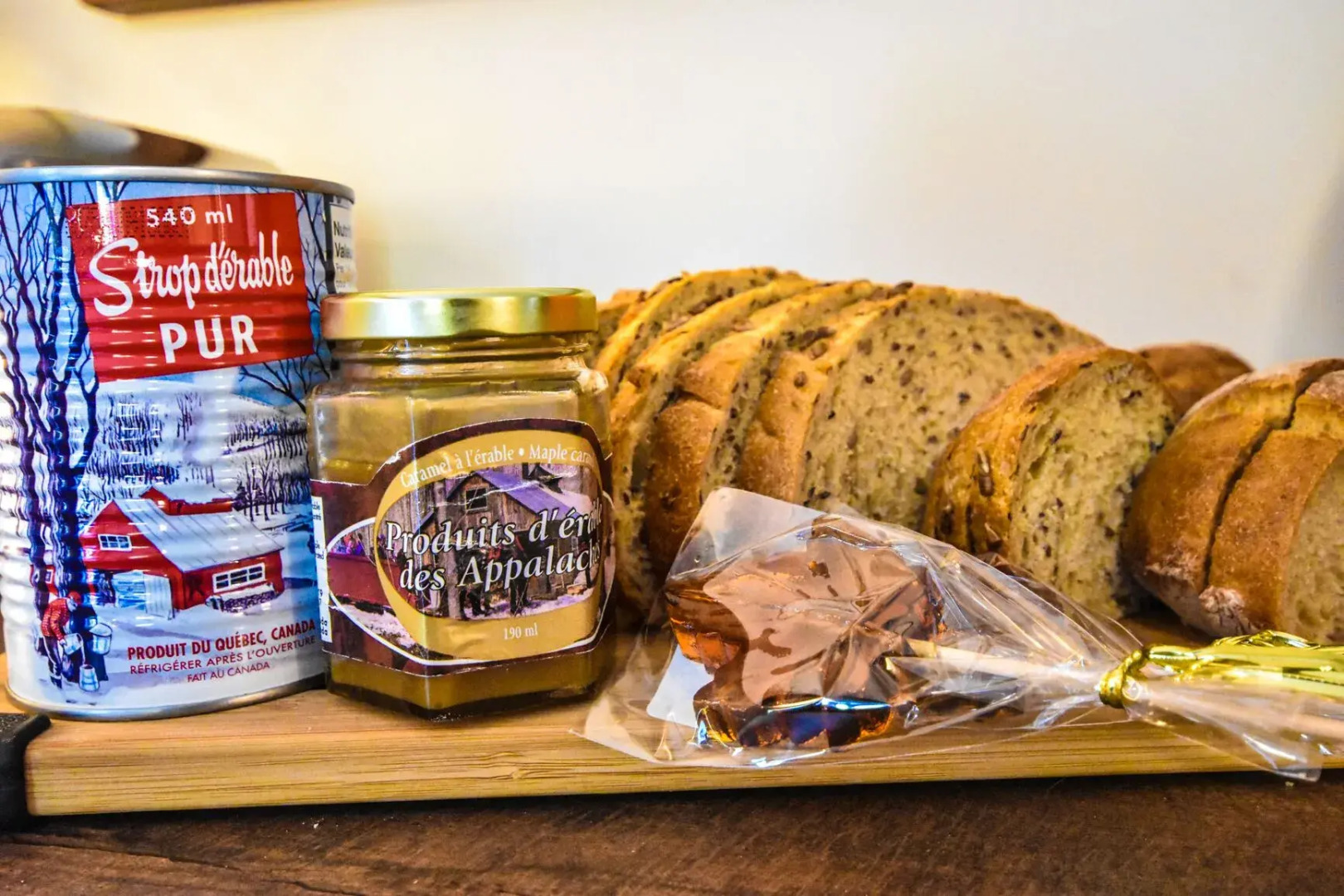 Oberge Inn  Riverside guest room in Val-David village with free parking