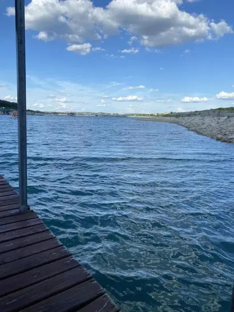 Lake Travis Lakefront Retreat - Boatdock - Hot tub