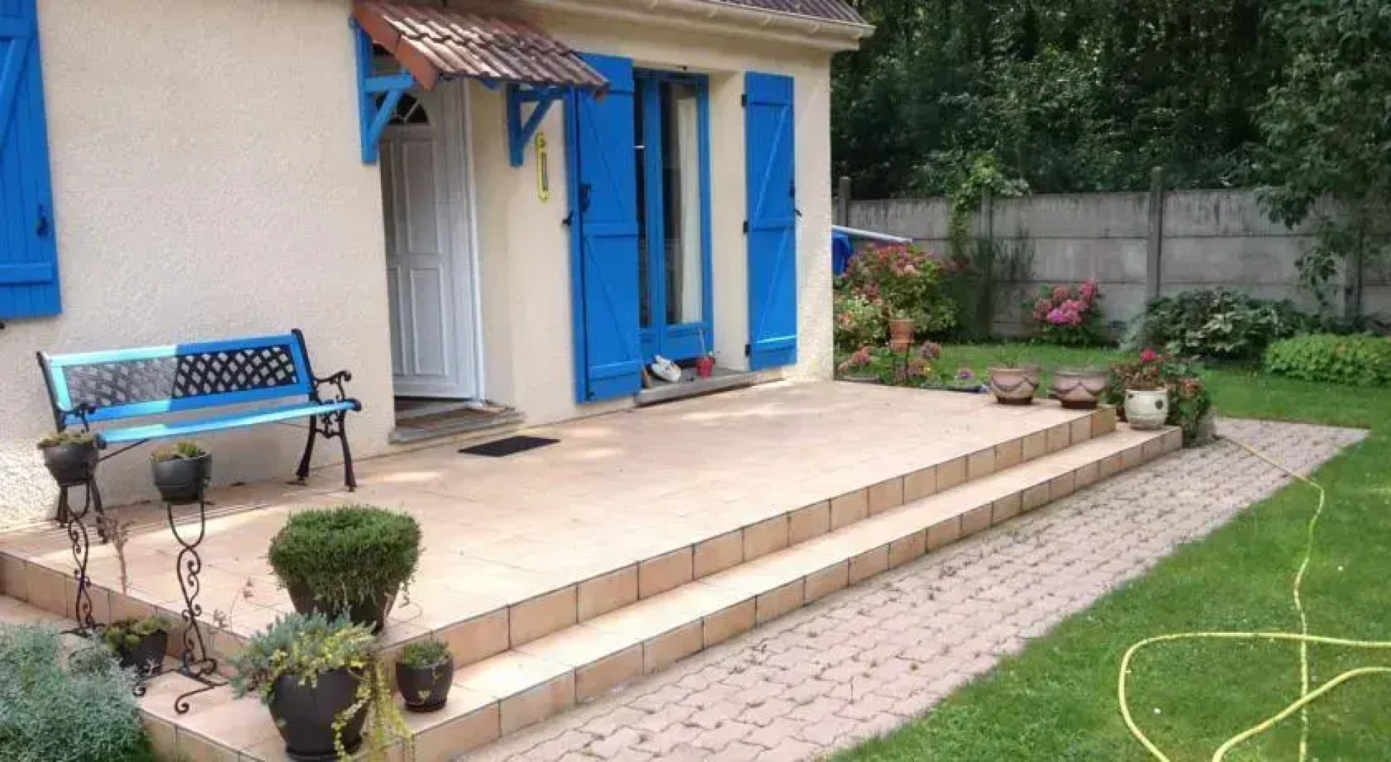 Maison Aux Volets Bleu