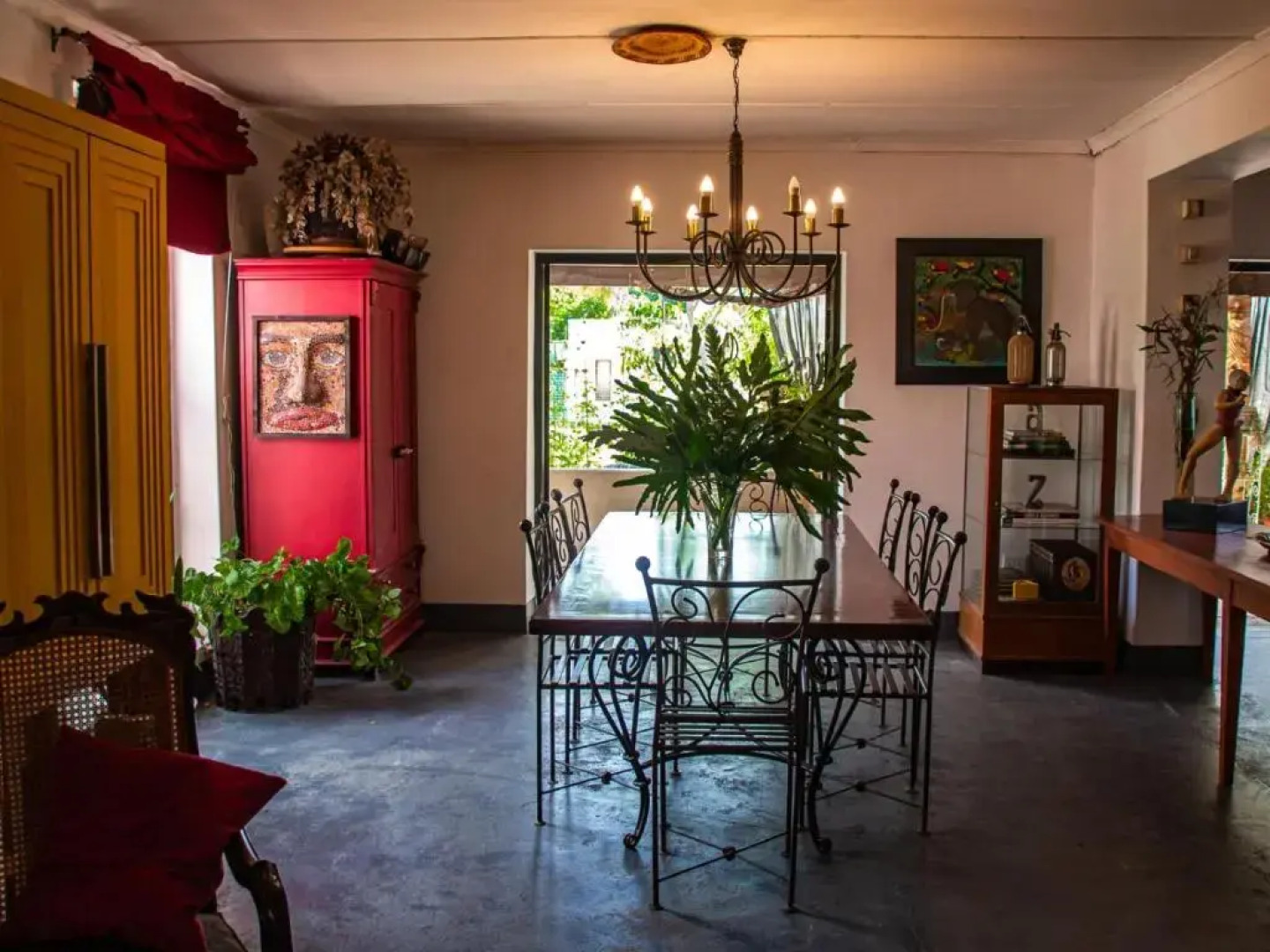 Ebonymoon Guest House and Studio