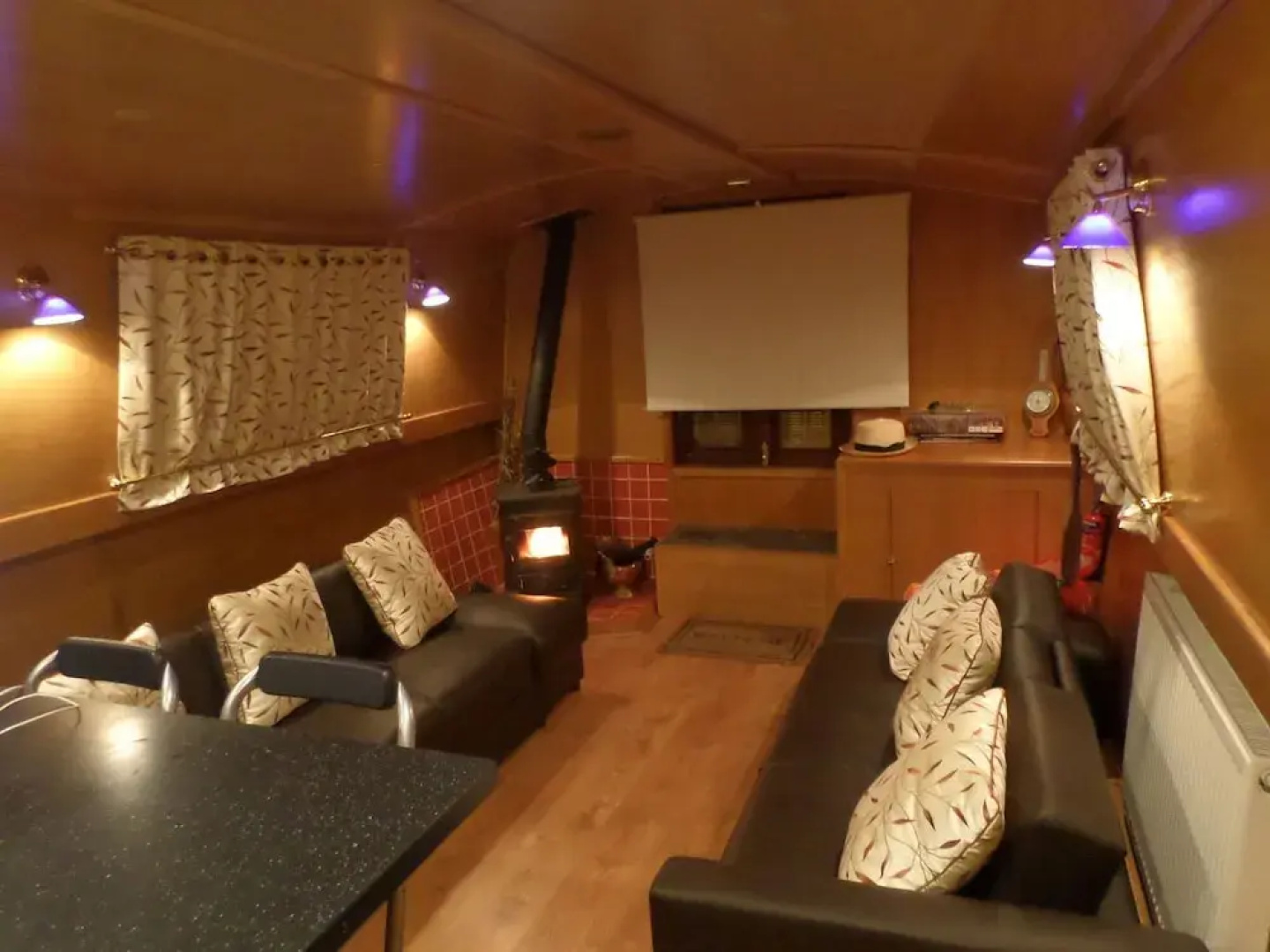 Idyllic Houseboat - Sleeps Six