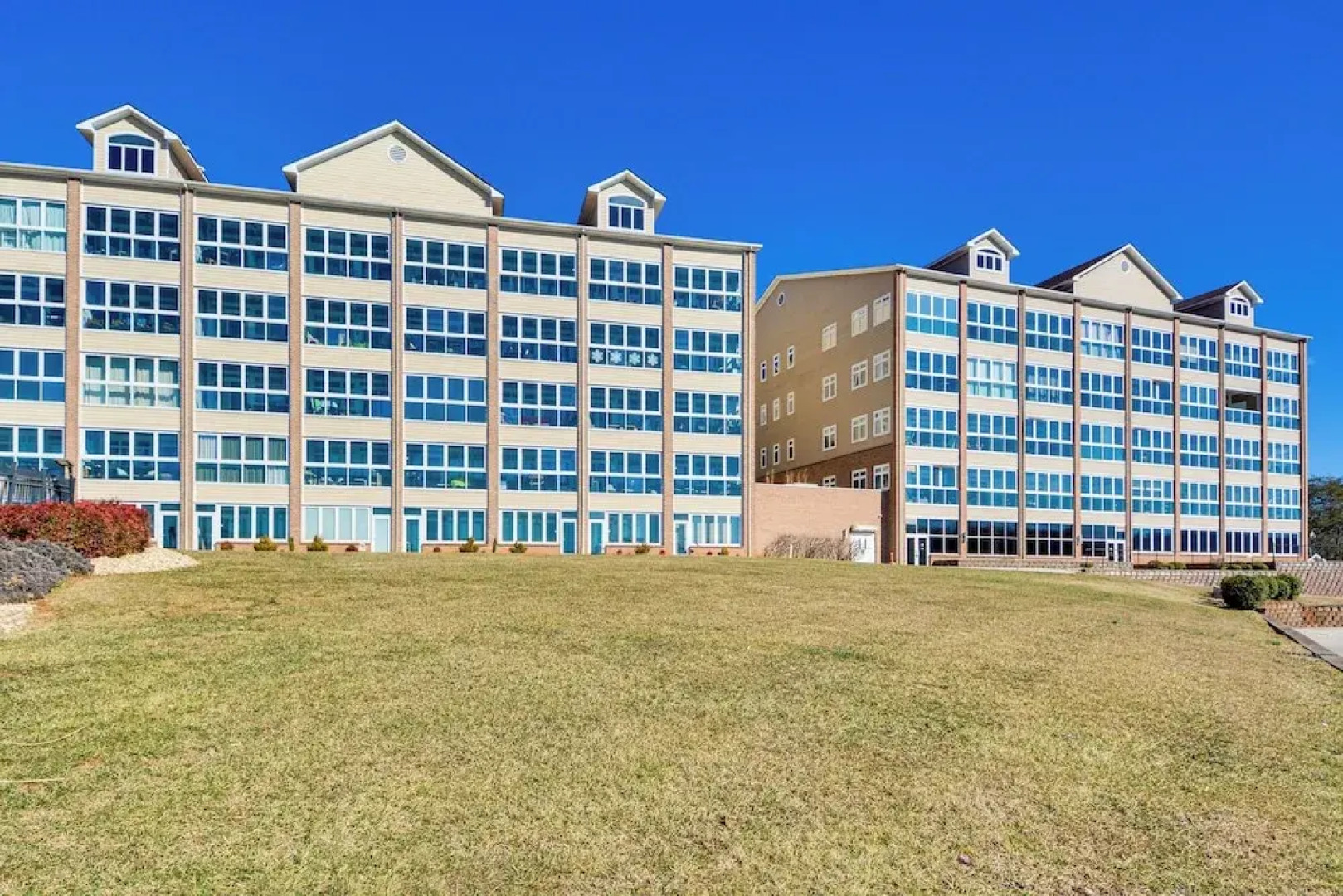 Pool & Lake Access: Mariners Landing Resort Studio