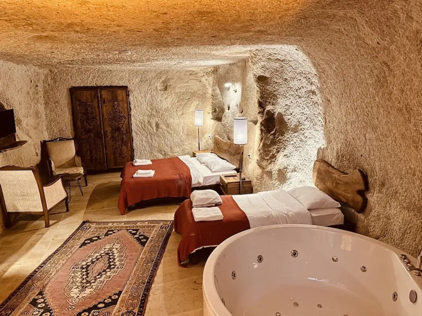 Asma Alti Cave Suits