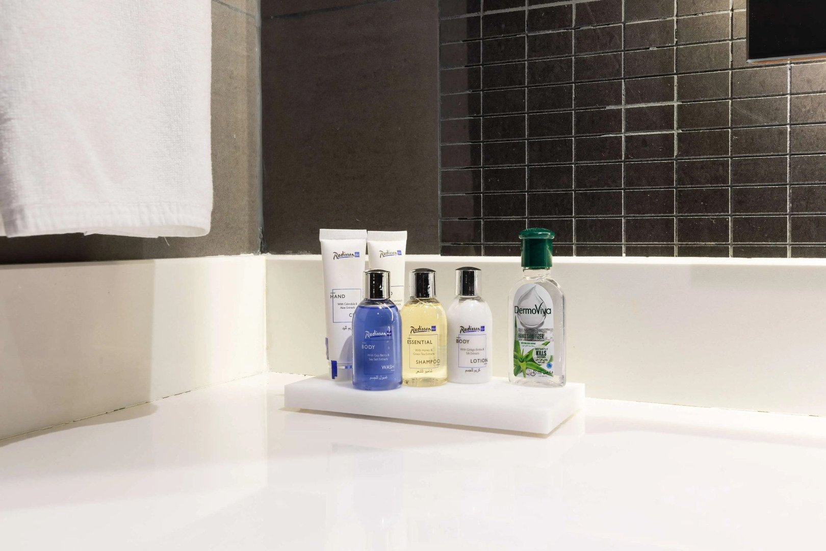 Отель Radisson Blu Hotel, Dubai Canal View