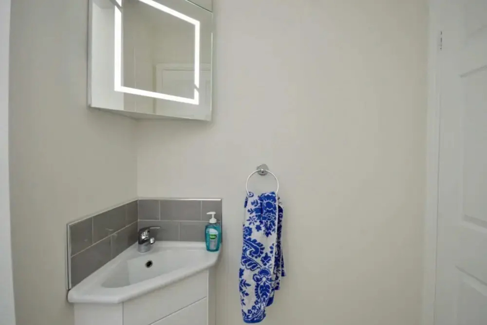 Lovely Modern Flat with Parking Near Airbus, Uwe, MOD