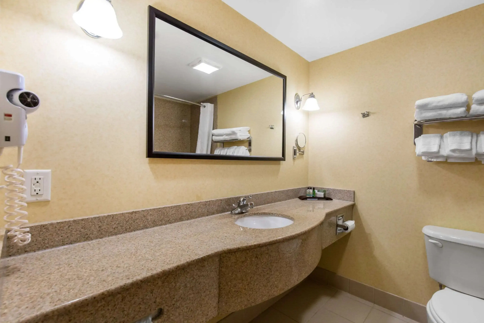 Gateway Hotel & Suites, an Ascend Collection Hotel