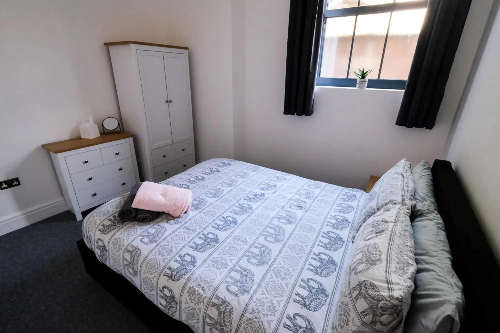 The Eden Warehouse - Pink Apartment (sleeps 4)