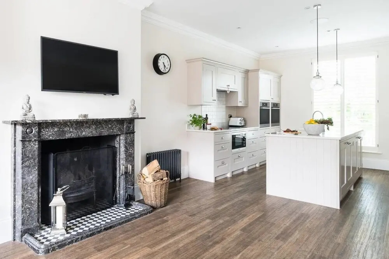 Stylish 5BR House in Hampton Court