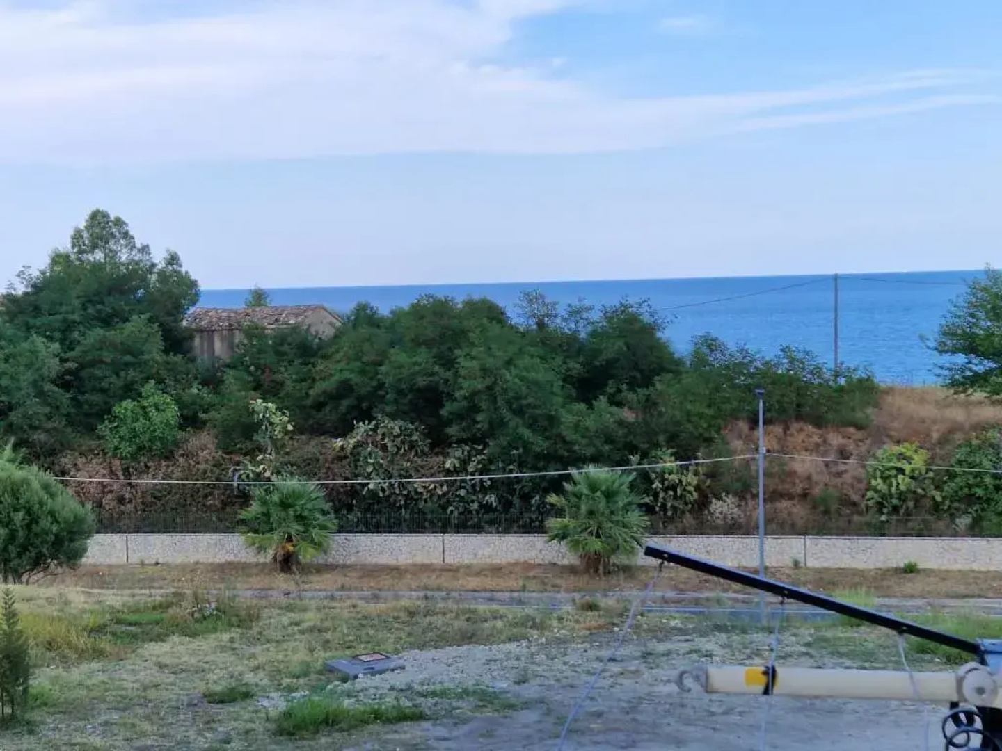 Miriam 21, a 300 metri dal mare