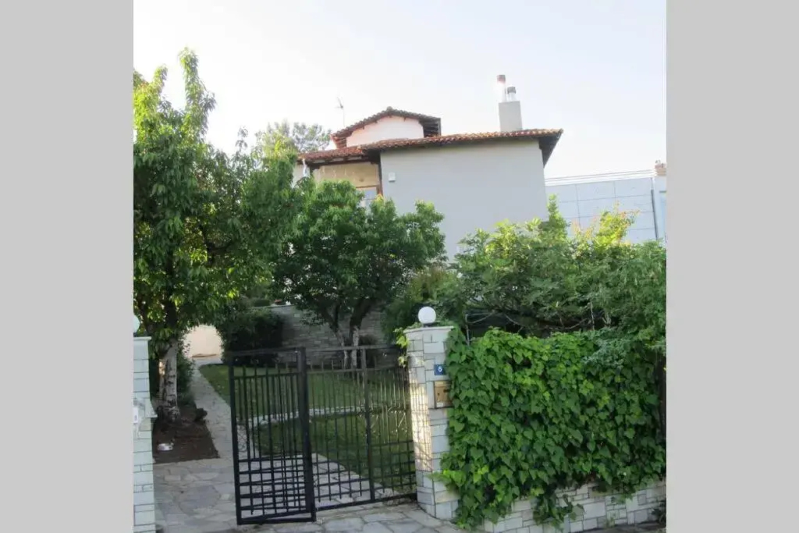 Traditional Apartment part of a Detached Villa on a luxurious Hill of Thessaloniki PANORAMA with a private garden with trees ,also available for Family and other gatherings and Kid's parties - under 13 , for less than 20 people alltogether