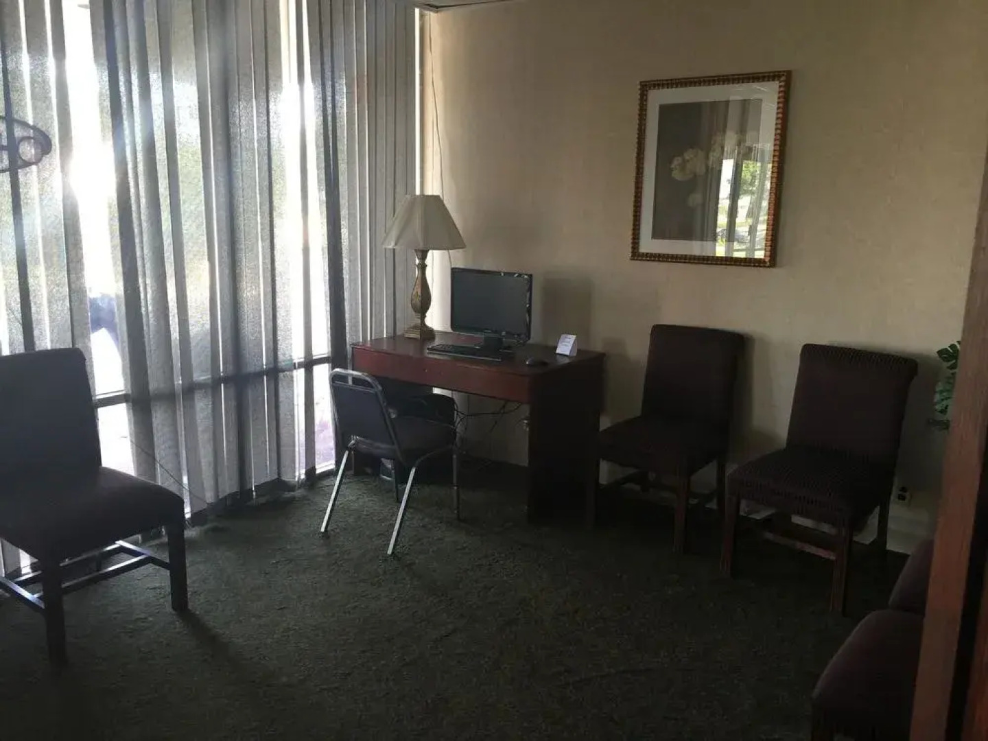 Red Carpet Inn & Suites - Muncie