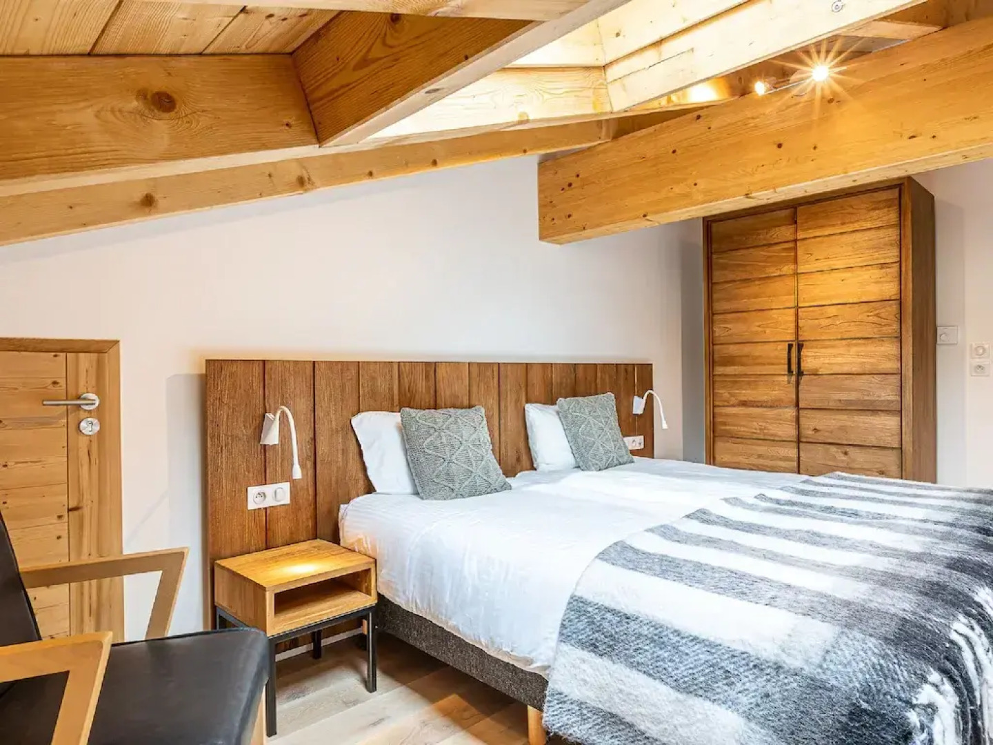 Penthouse with spacious balcony, ski lift 1.5 km away.