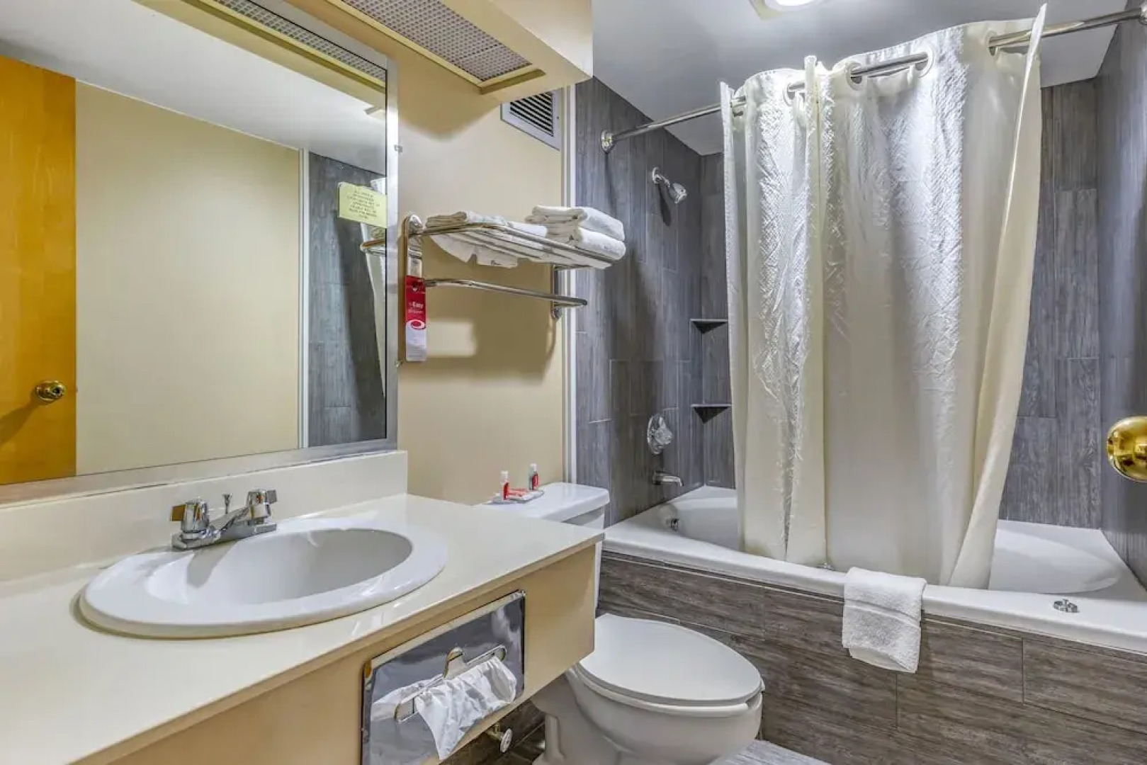 Econo Lodge & Suites