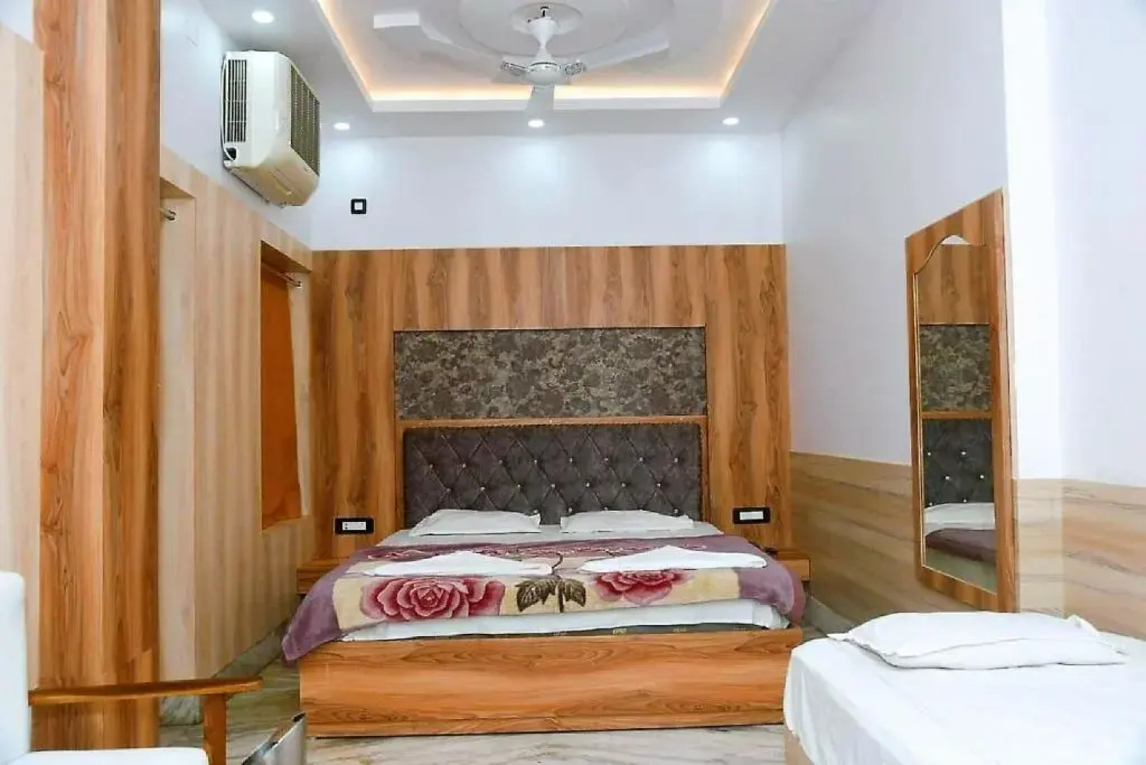 STAYMAKER Aditya Plaza