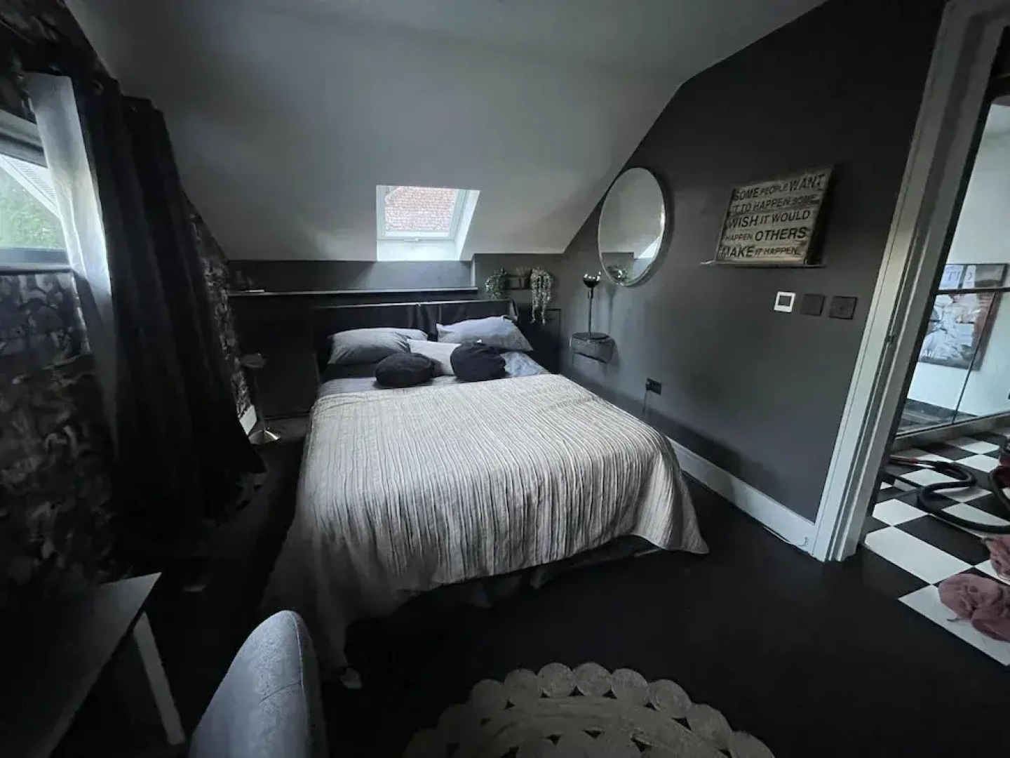 Artsy Retreat - Sleeps 8, Free Parking & Balcony