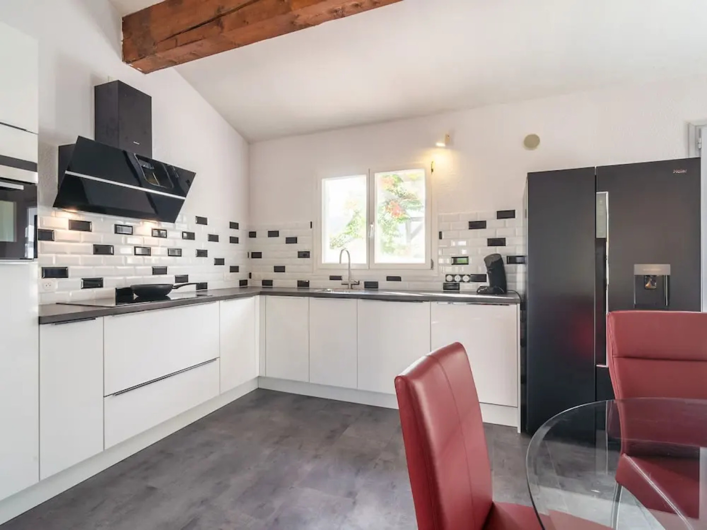 Lavish Villa in Pouzols-Minervois with Jacuzzi