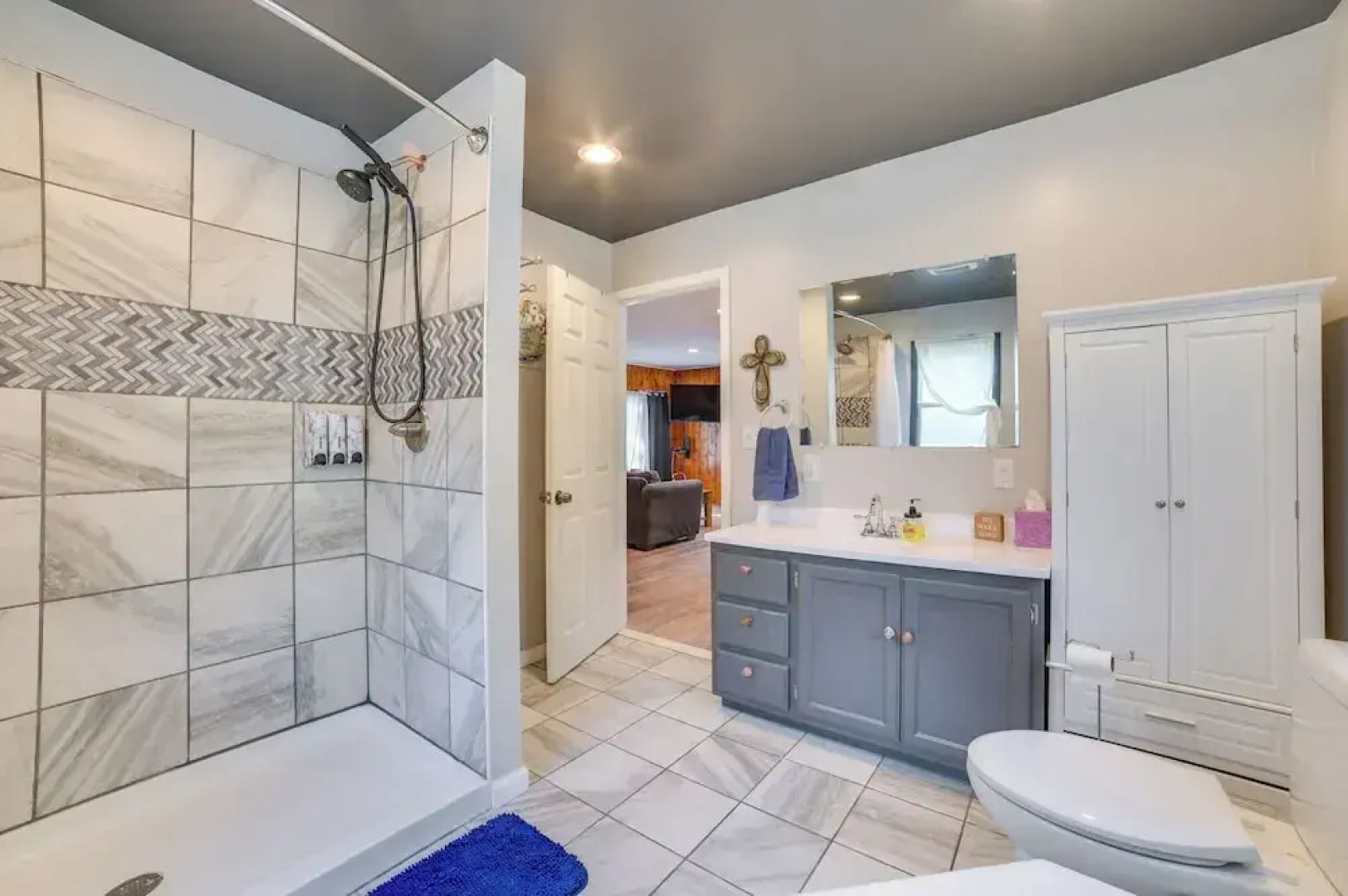 Quiet Family Home w/ Yard < 1 Mi to Houghton Lake!