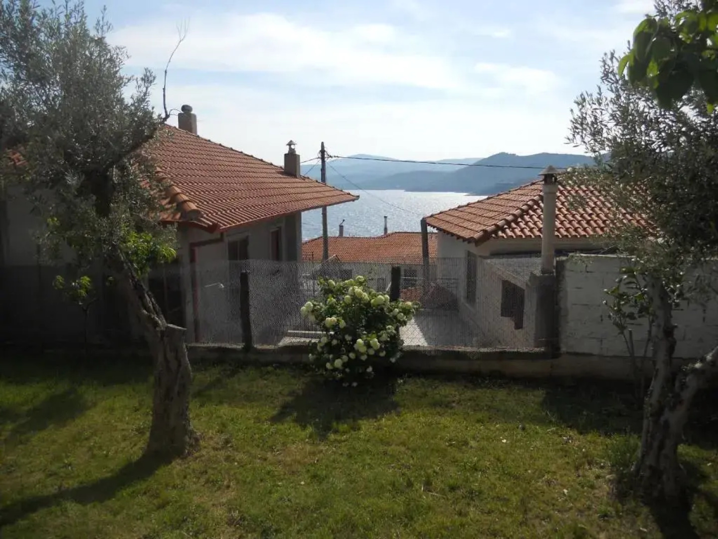 Dora's House comfortable apartment with a yard and view