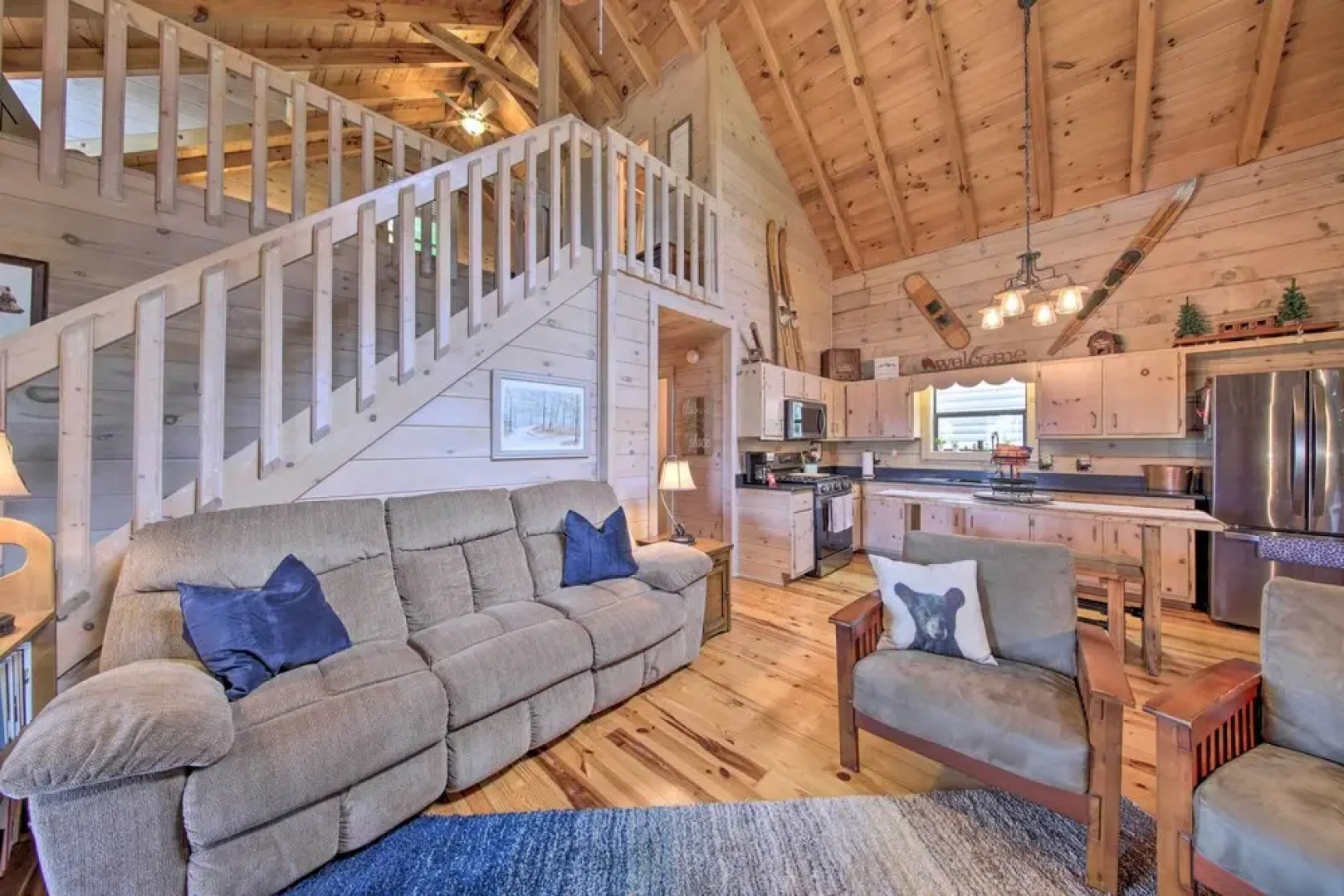 Treetop Hideout w/ Long-range Mountain Views!