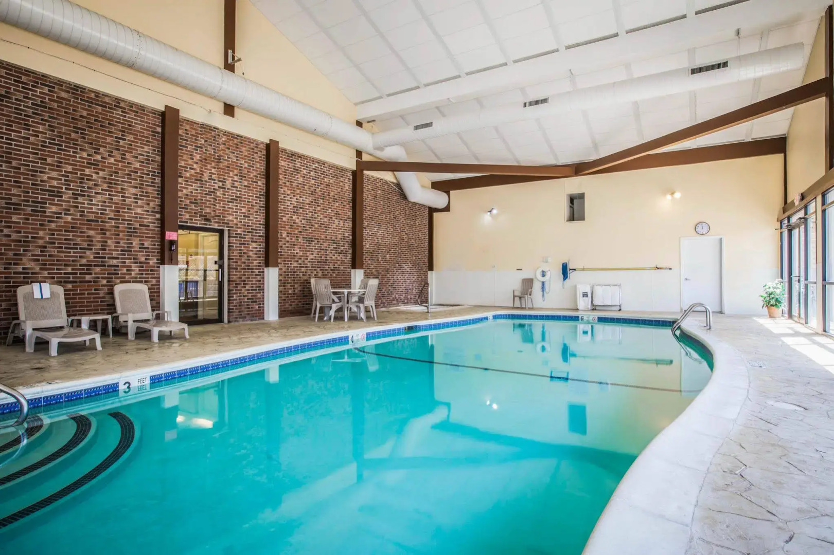 Clarion Inn & Suites at the Outlets of Lake George