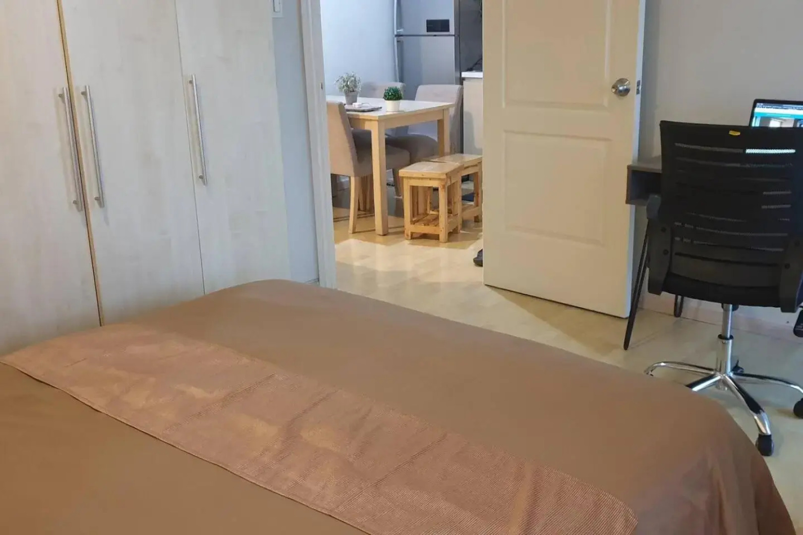 MANDALUYONG 2 Br w 2 Queen, 50HDtv across Shangrila Mall