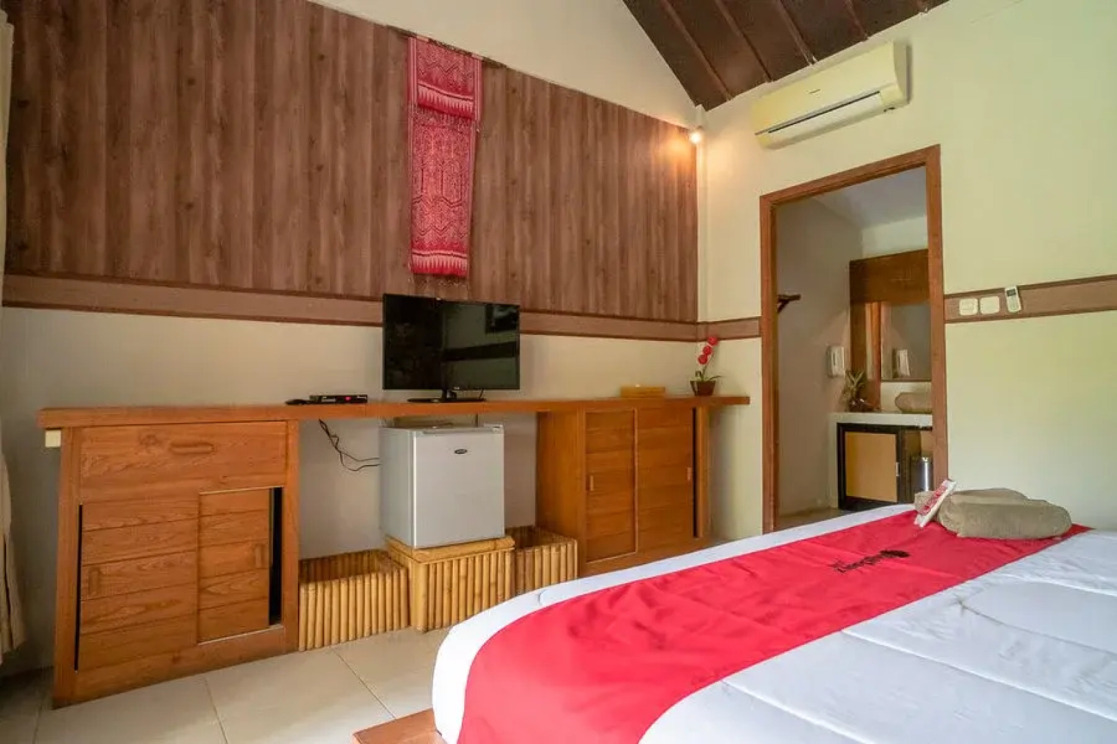 RedDoorz Plus @ Raya Senggigi Lombok