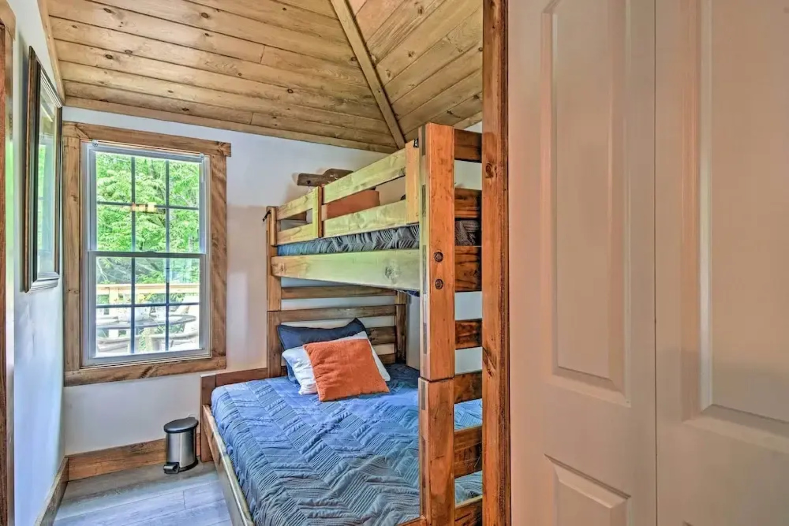 Renovated Highlands Cottage 3 Miles to Downtown!