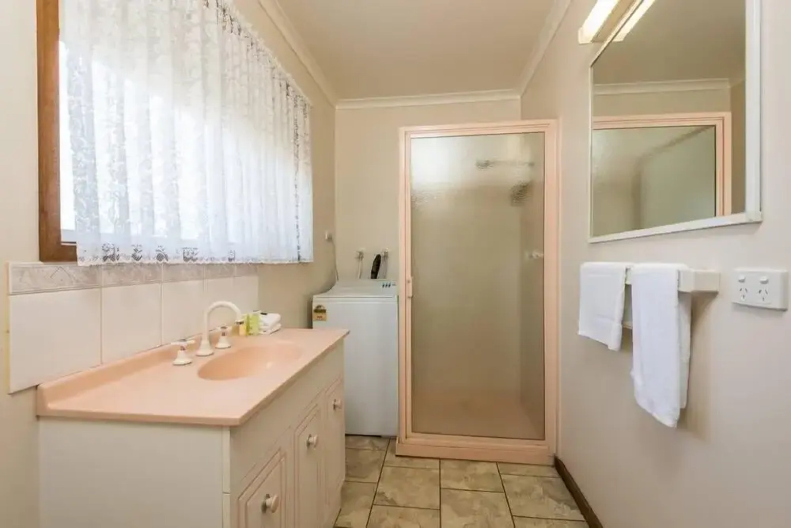 Lakes Jakaranda Holiday Units