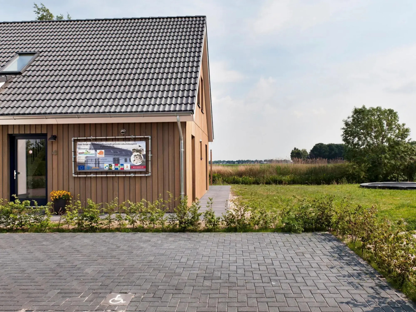 Luxurious group home with hot tub in Vlagtwedde