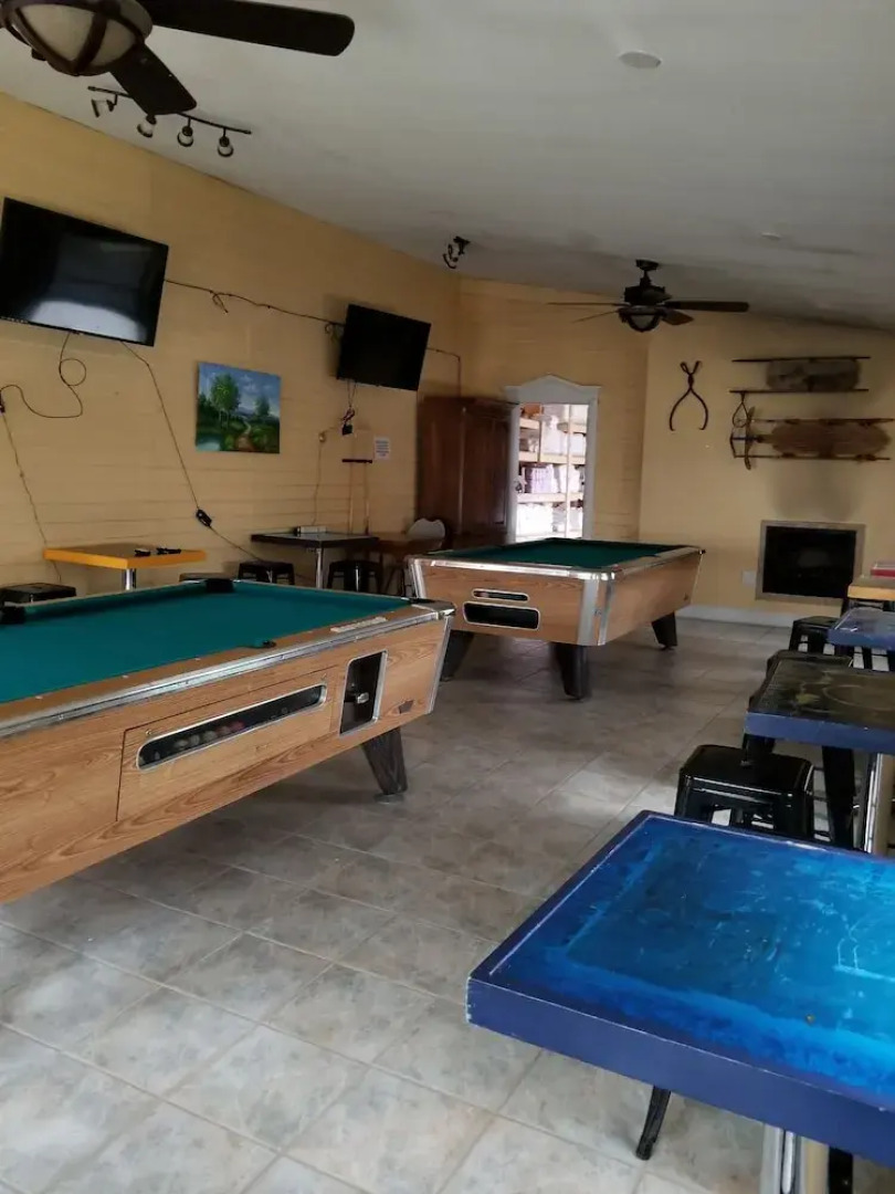 Hammos Pubstaurant and Lodge