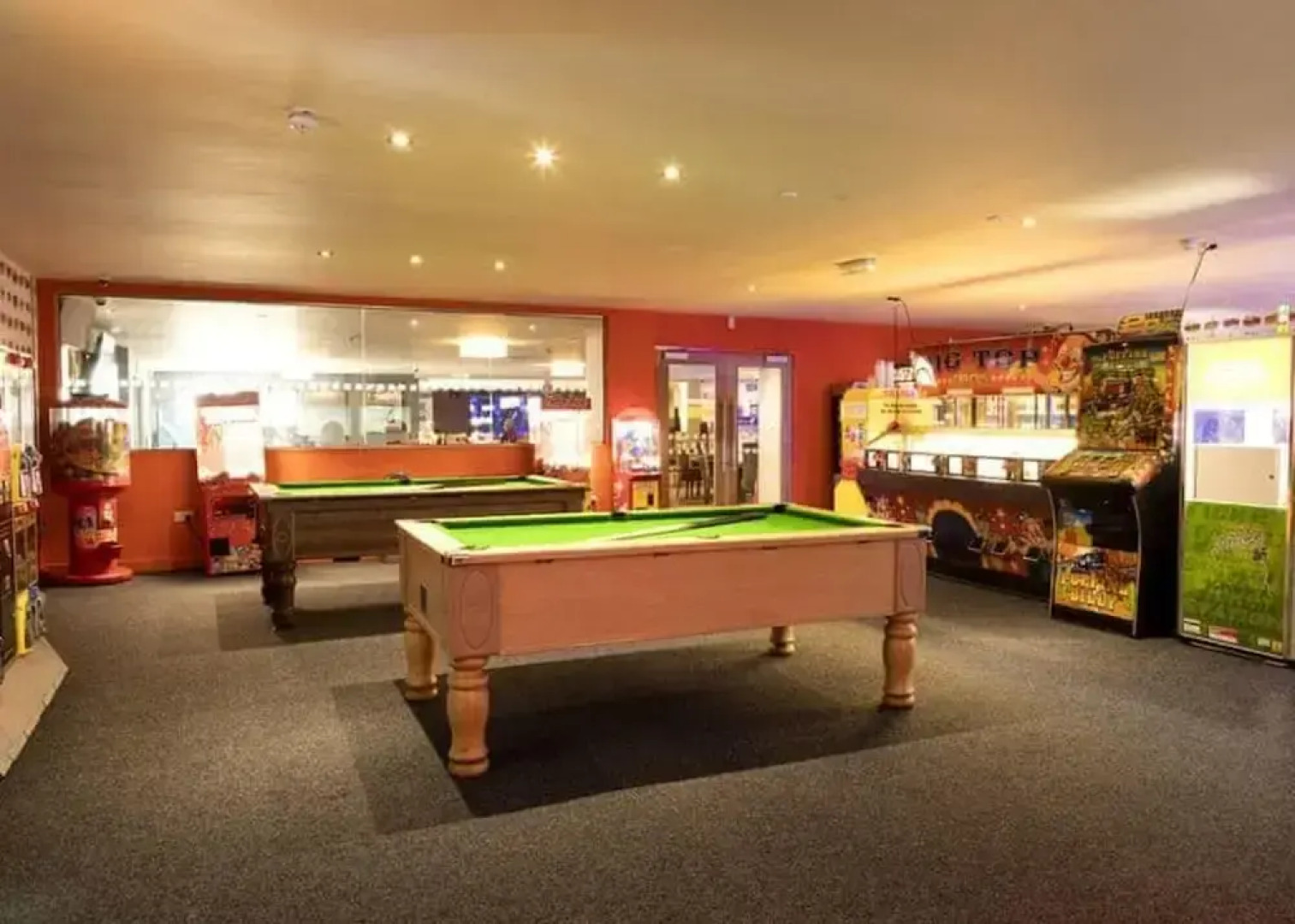 Spacious 2 bed Holiday Home Entertainment on Site